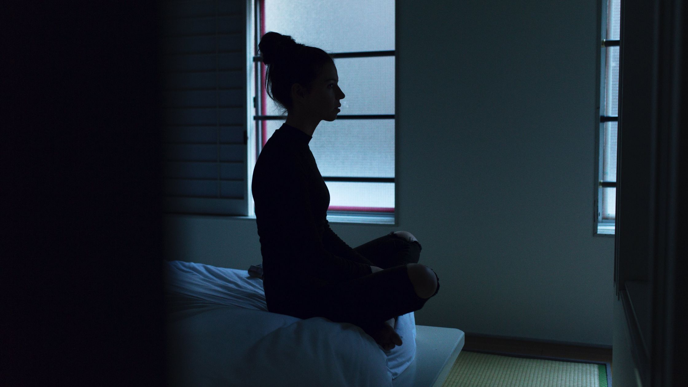 is it better to meditate in the dark